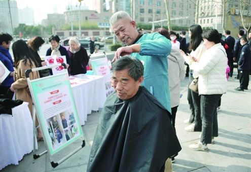 社区居民在进行志愿理发 本组图片记者王晓峰赵天羿摄